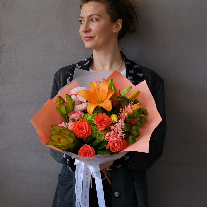 Лилия и пламенные розы в ярком букете