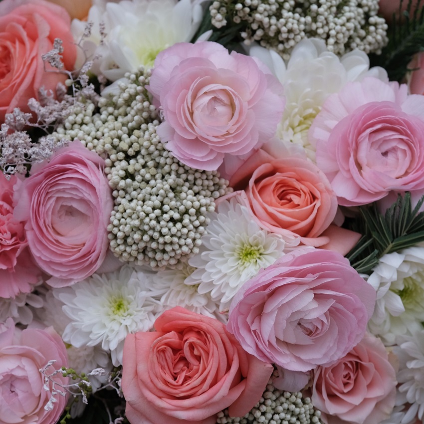 Ранункулюсы в букете "Цветочная поэзия"