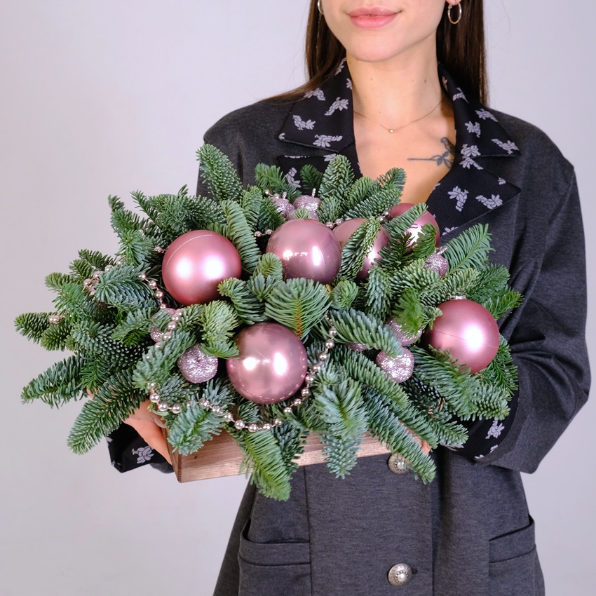 Композиция из нобилиса в деревянном ящичке "Зимнее мерцание"