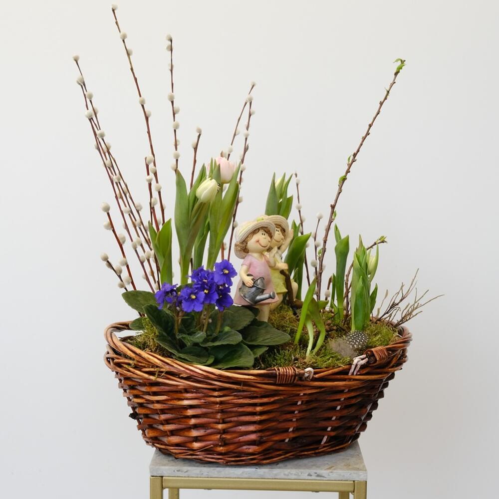 Букет на пасху! Луковичные тюльпаны, фиалка и верба в корзинке с сувенирами