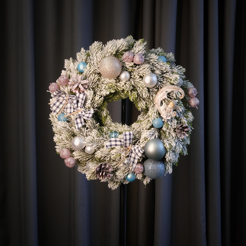 Новогодний венок с сувениром "Хранитель зимней сказки" (искусственный)