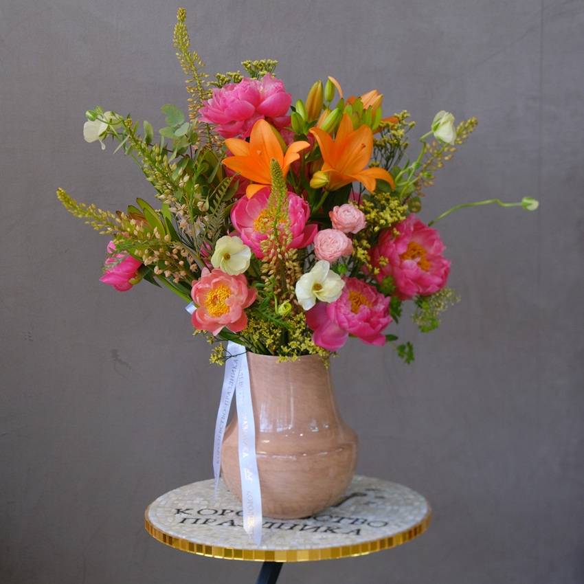 Букет в вазе. Коралловые пионы, лилия и сочная зелень в букете "Танцы с огнём"