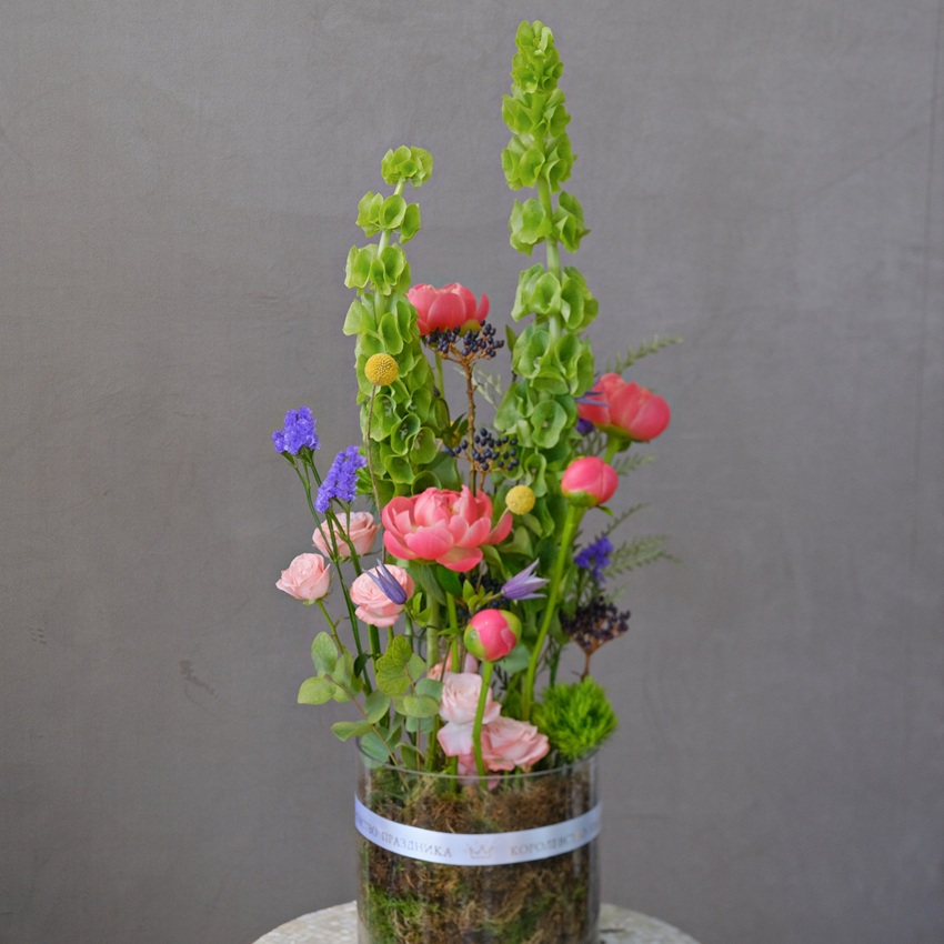 Коралловые пионы и молюцелла в интерьерном букете в вазе "Солнце в стекле"