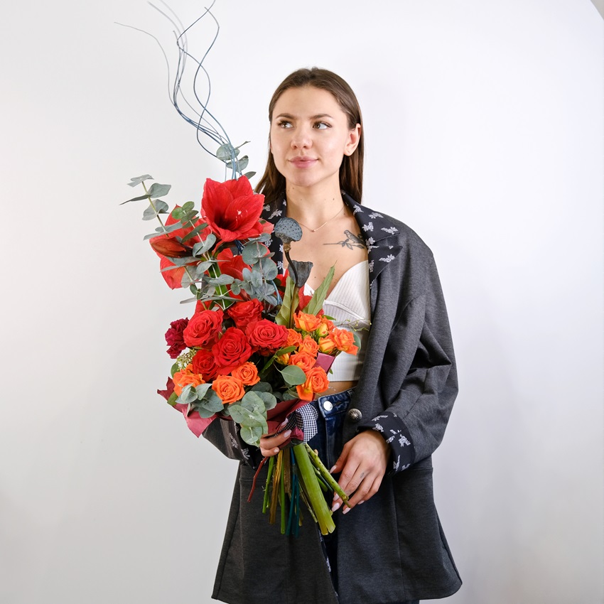 Вертикальный букет с амариллисами и розами. Мужской бизнес букет