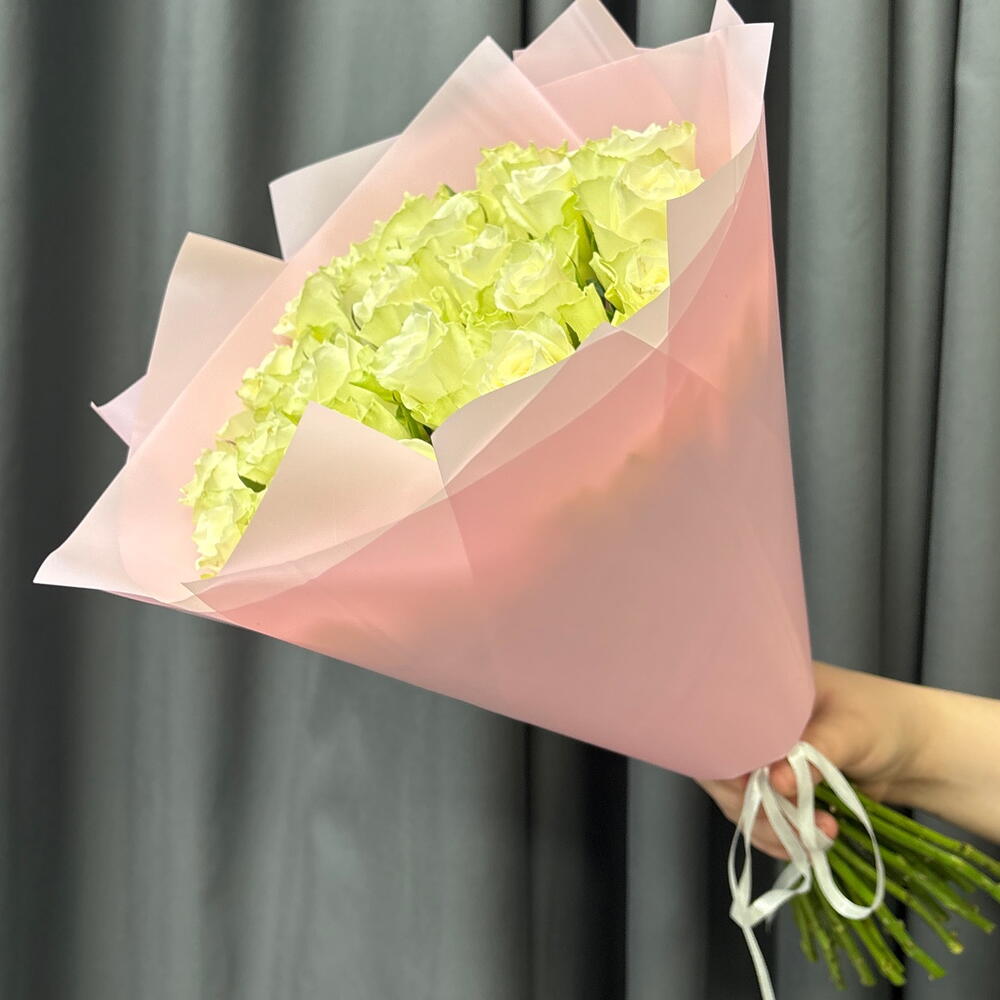 25 белых роз 40 см в букете «Лунное сафари»