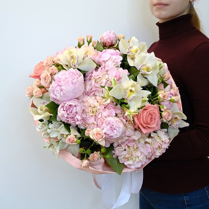 Пионы, орхидея и гортензия в большом пышном букете