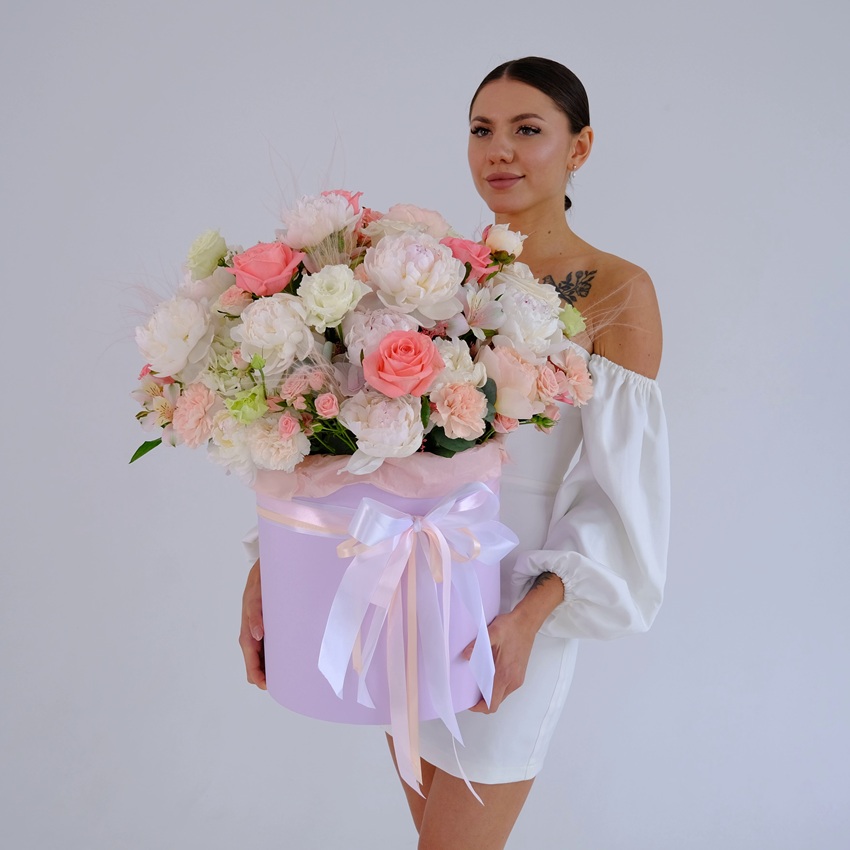 Белые пионы и розы в большой коробке "Океан Любви"