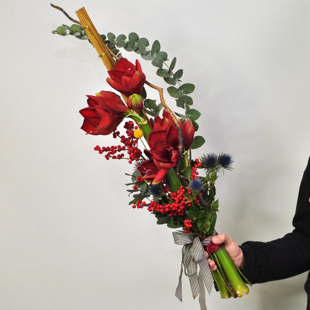 Вертикальный букет с красными амариллисами. Мужской бизнес букет