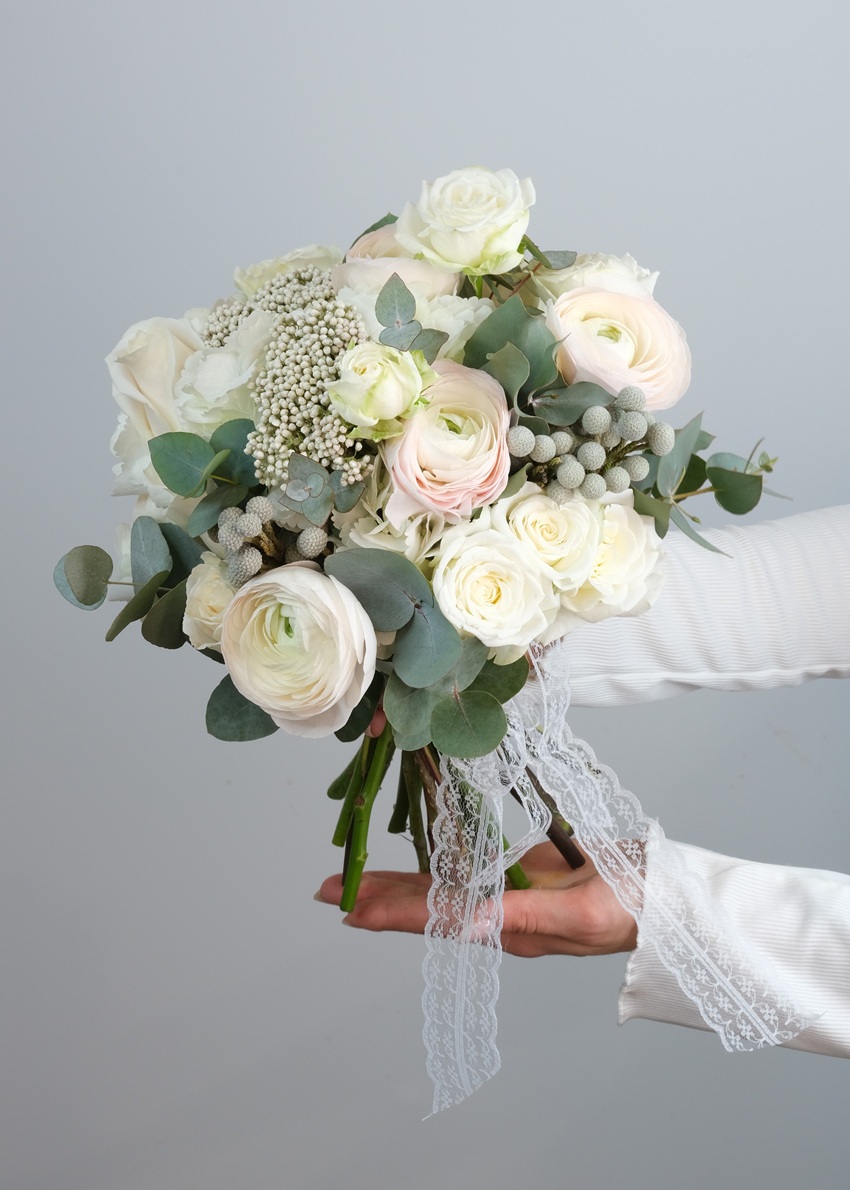 Букет невесты с ранункулюсами, розами и брунией "Драгоценность"