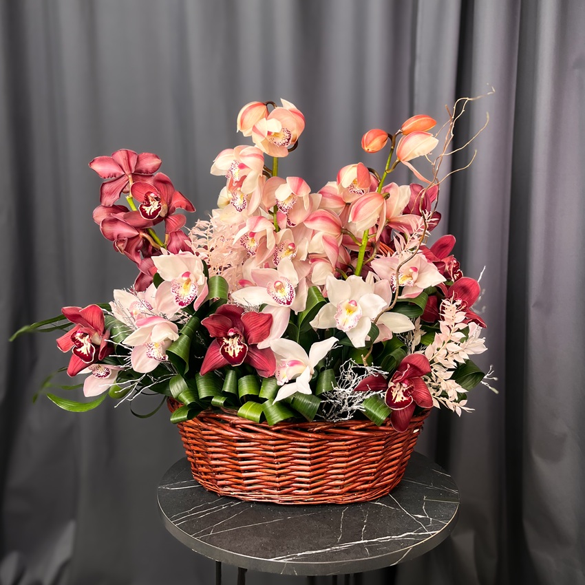 Орхидеи Цимбидиум в роскошной интерьерной корзине