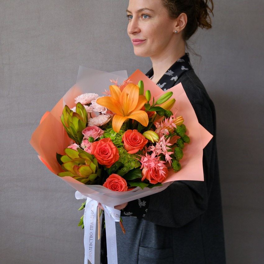 Лилия и пламенные розы в ярком букете