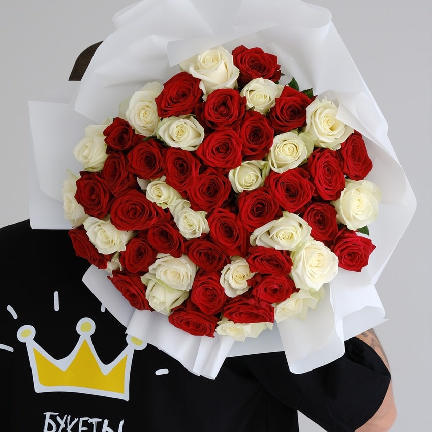 Красные и белые розы 60 см, 51 шт. Ваза в подарок!
