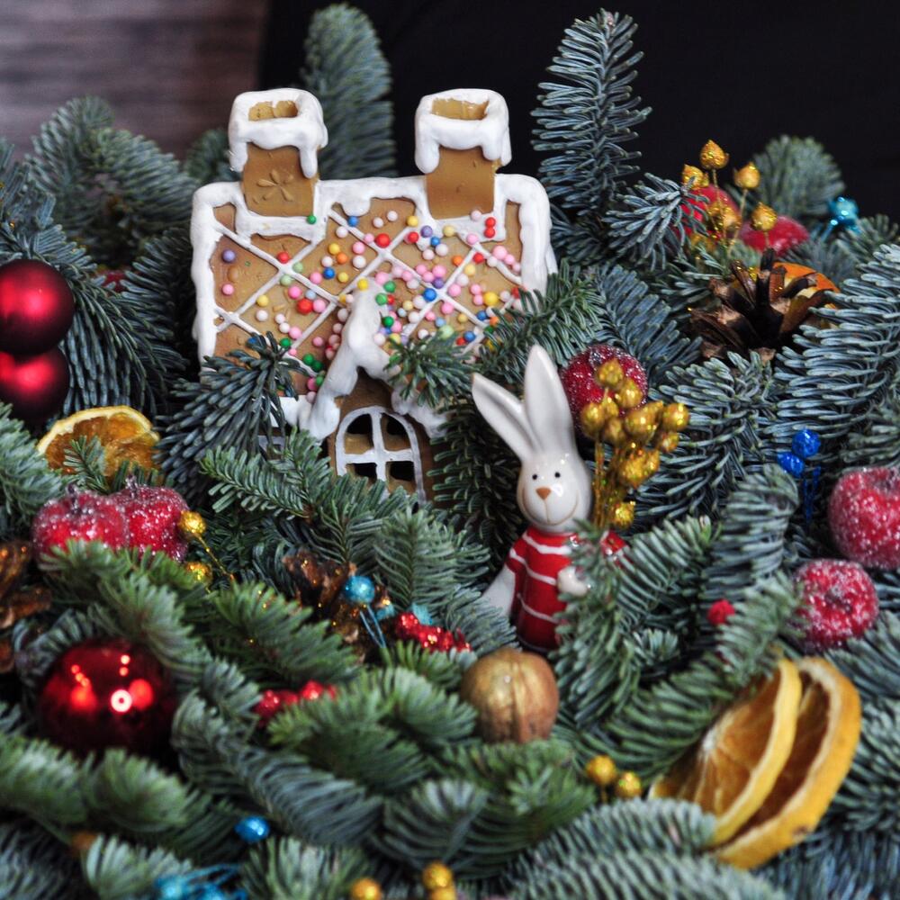 Яркий новогодний букет из нобилиса «Пряничный домик»