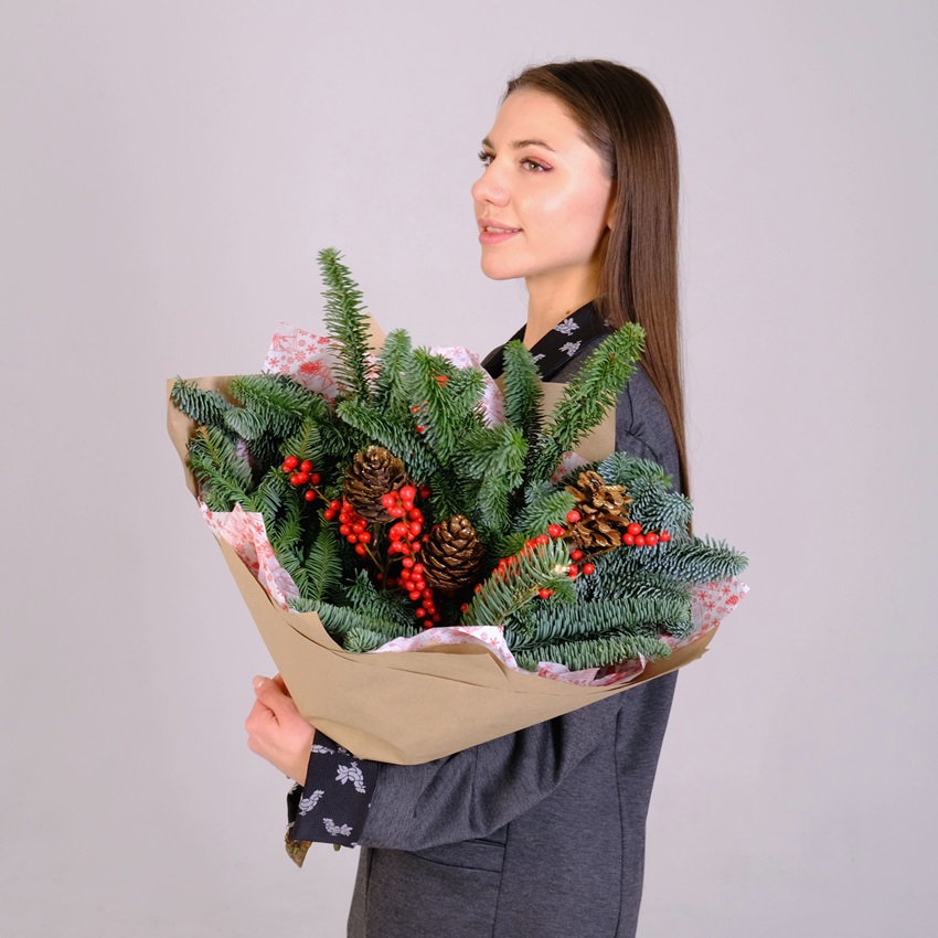 Нобилис, илекс и шишки в букете "Зимний минимализм"