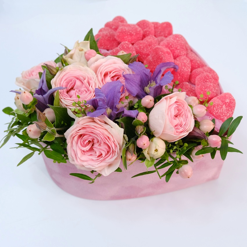 Коробка сердце: мармелад и кустовые розы