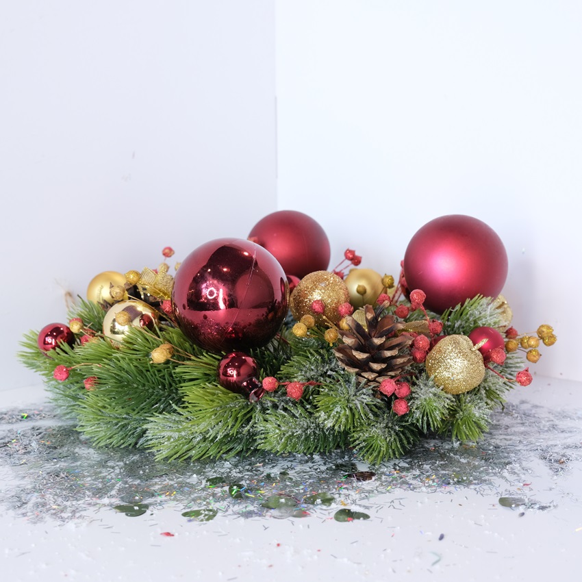 Новогодний венок с красными шариками (искусственный)