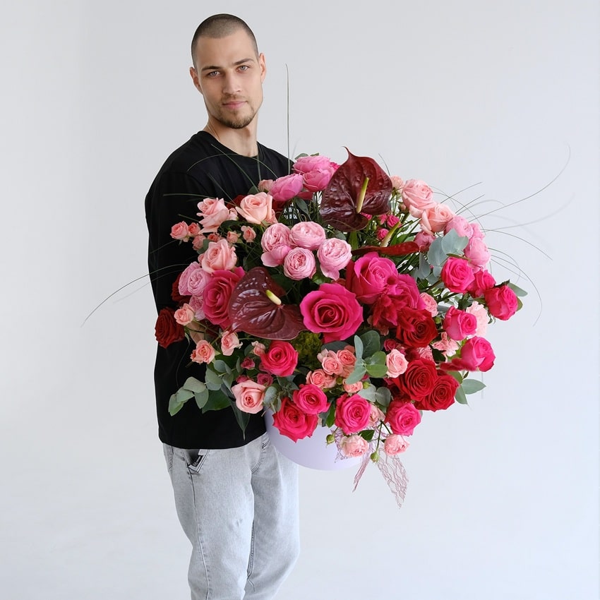 Антуриумы и розы в большом букете в коробке "Amour de Luxe"