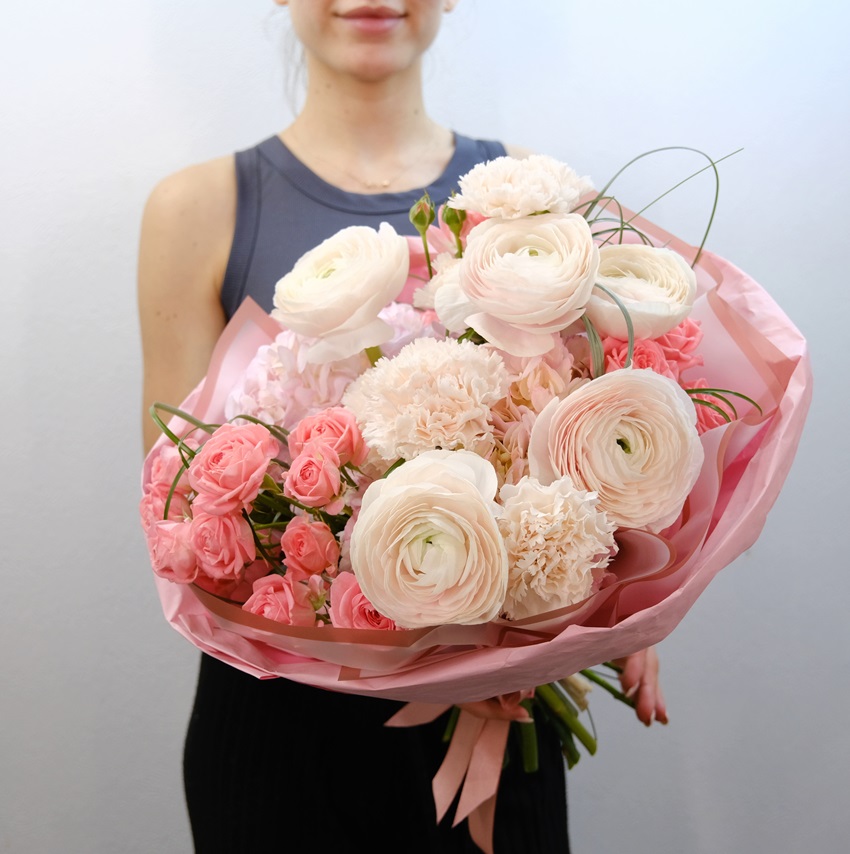 Ранункулюсы и розовые гортензии в букете "Дива"