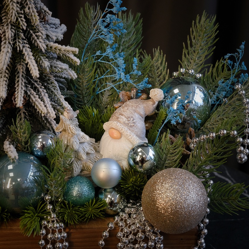 Новогодняя композиция с сувенирами "Снежный гном" (искусственная)