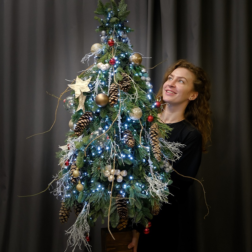 Ёлка из нобилиса и сосны в деревянном ящичке с декором, 120 см