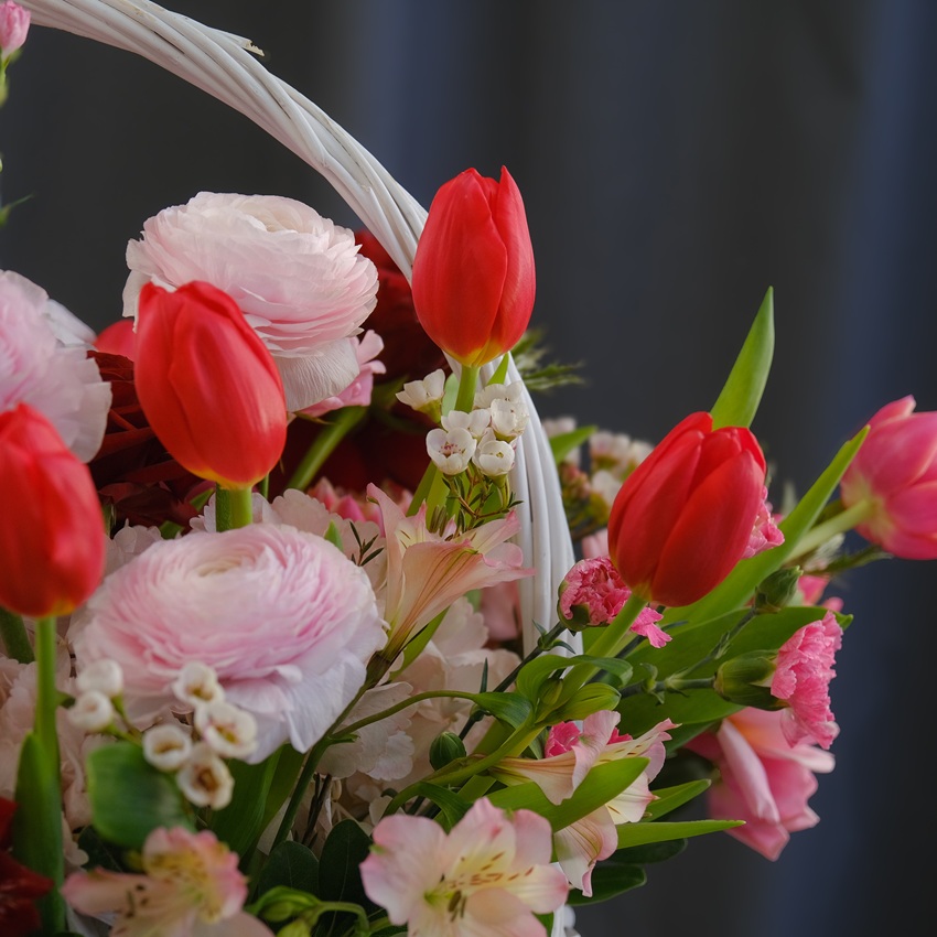 Тюльпаны и ранункулюсы в шикарной корзине "Опасная красота"