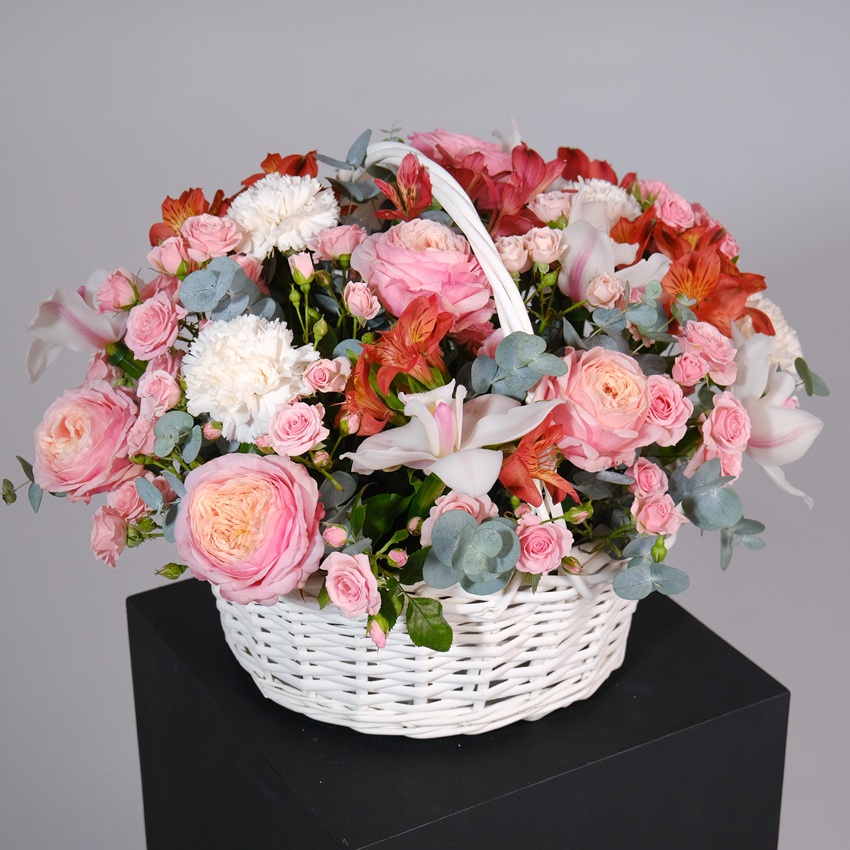 Орхидеи, пионовидные розы и альстромерии в корзине "Рыжий рассвет"