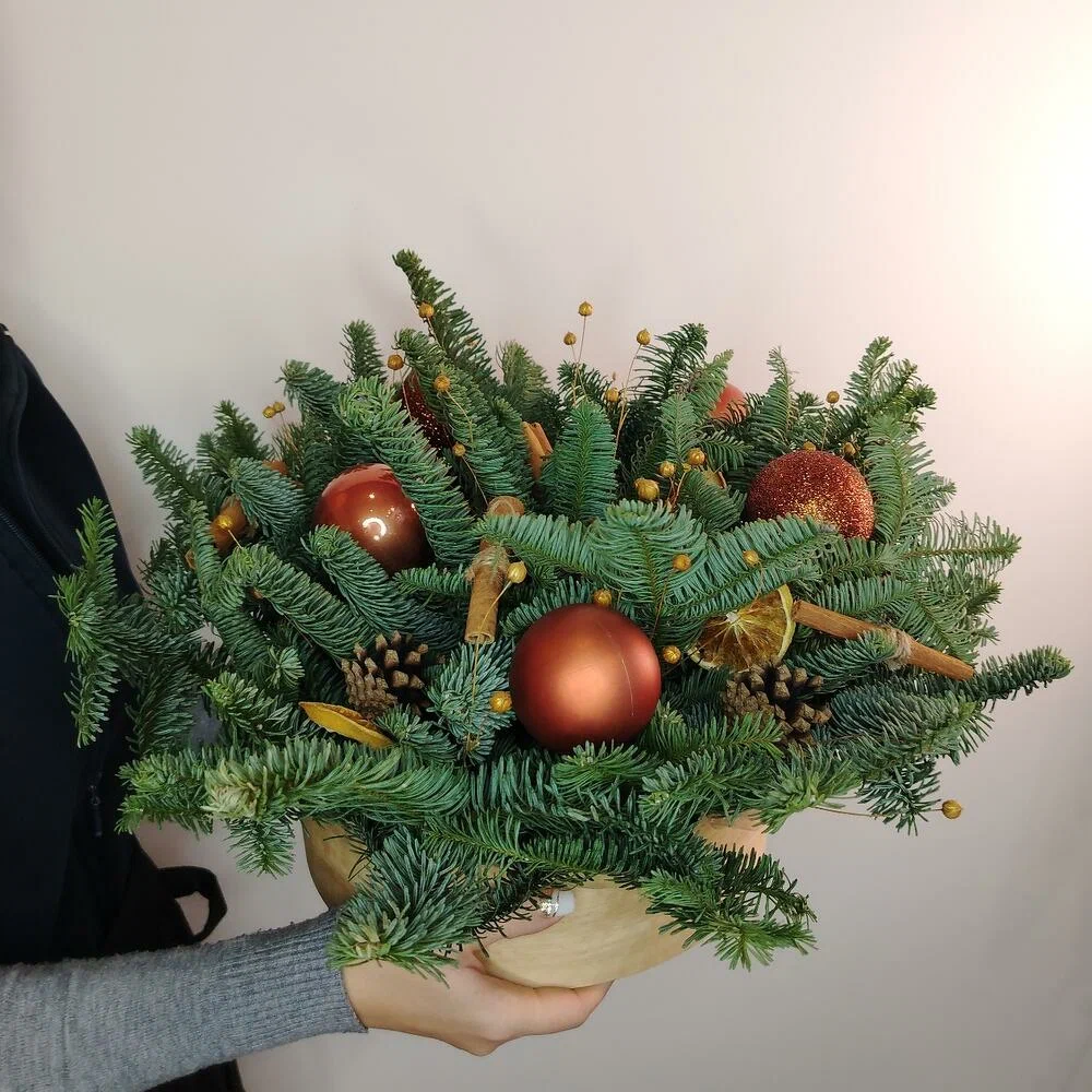 Новогодняя композиция из нобилиса в золотых оттенках с шишками, корицей и апельсинами