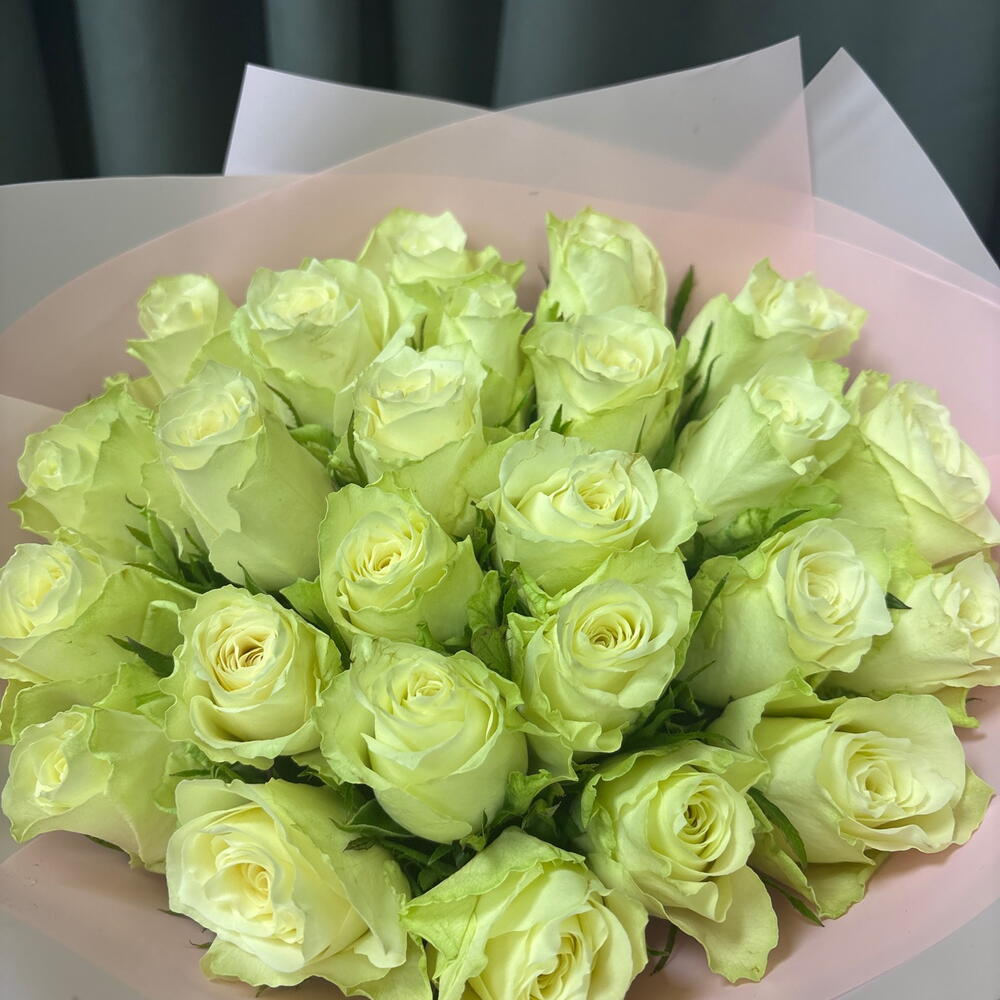 25 белых роз 40 см в букете «Лунное сафари»