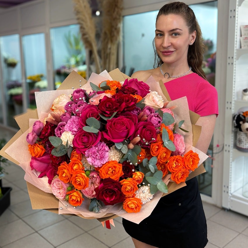 Розы в большом букете "Фейерверк чувств"