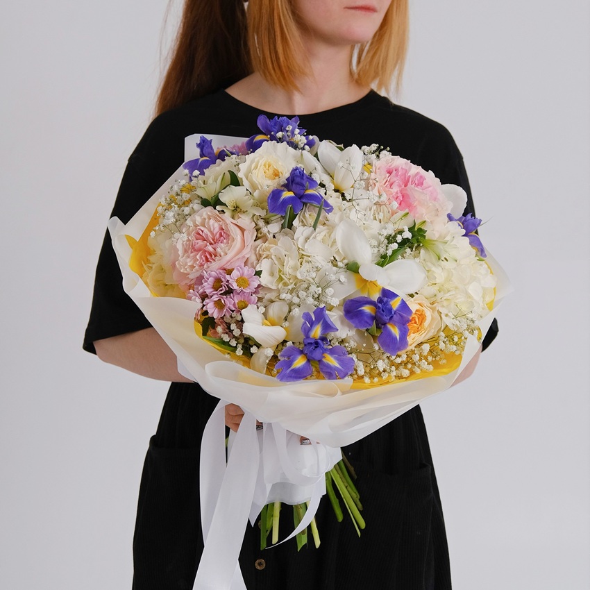 "Дофаминовый букет": ирисы, тюльпаны, гипсофила и гортензии