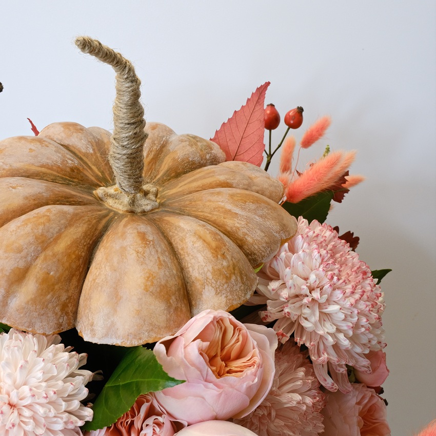 Цветы в тыкве: нежные хризантемы и пионовидные розы