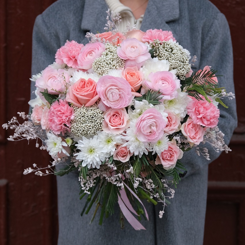 Ранункулюсы в букете "Цветочная поэзия"