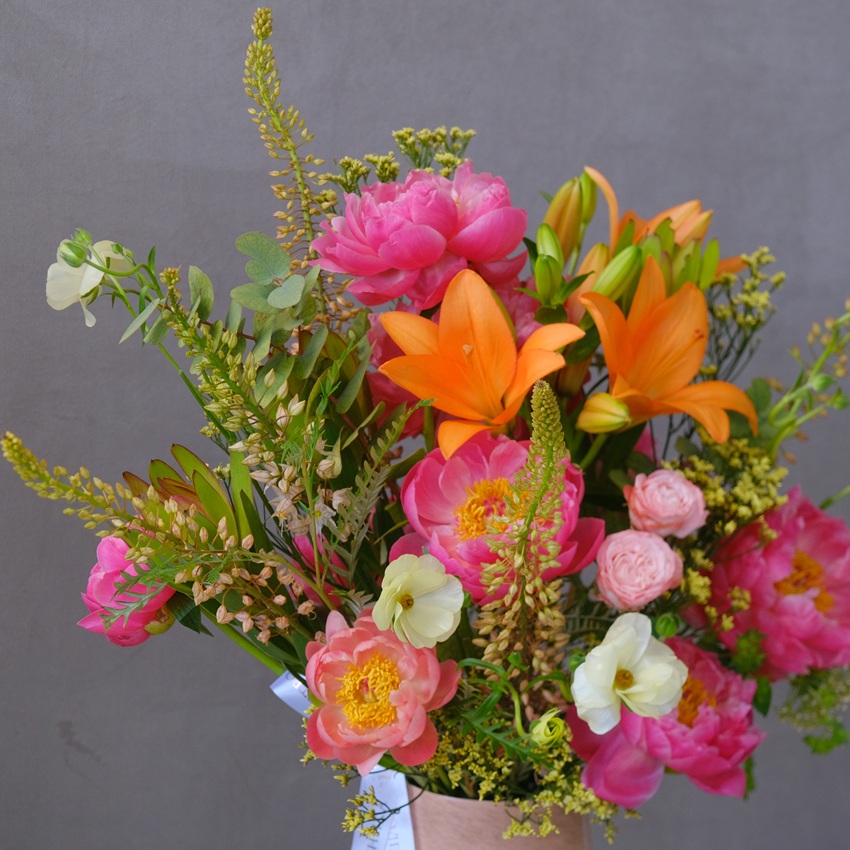 Букет в вазе. Коралловые пионы, лилия и сочная зелень в букете "Танцы с огнём"