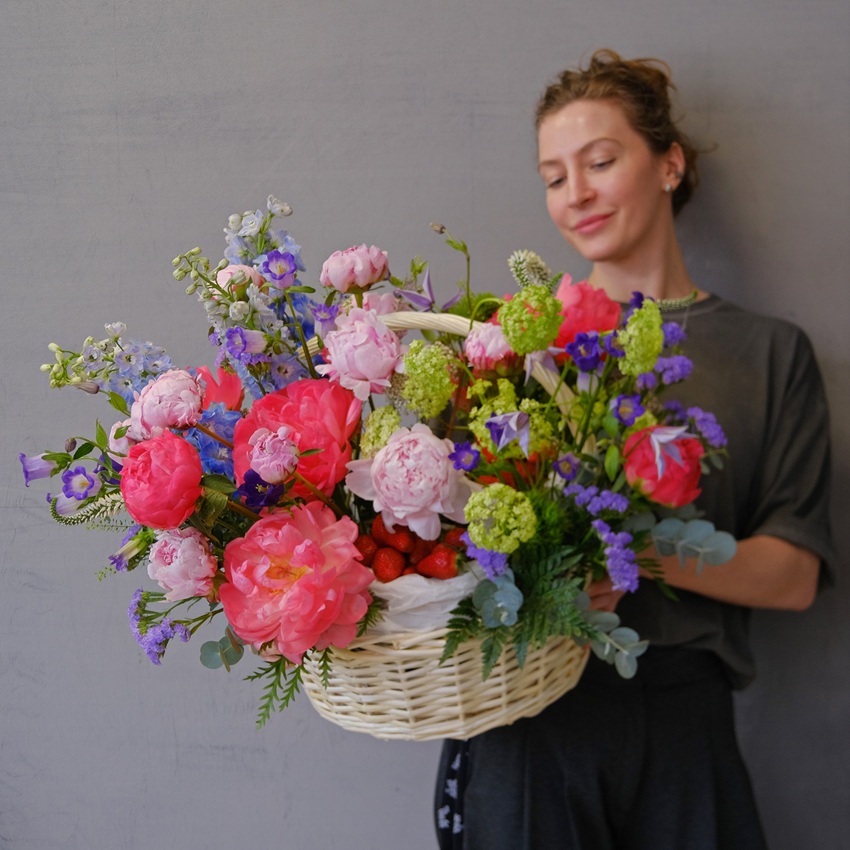 Коралловые и розовые ароматные пионы в летней корзине "Клубничное лето"