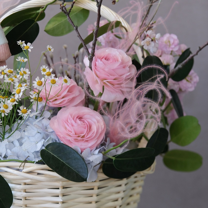 Букет на Пасху в корзине с Зайкой: верба, ранункулюсы, гортензии и ветки вишни
