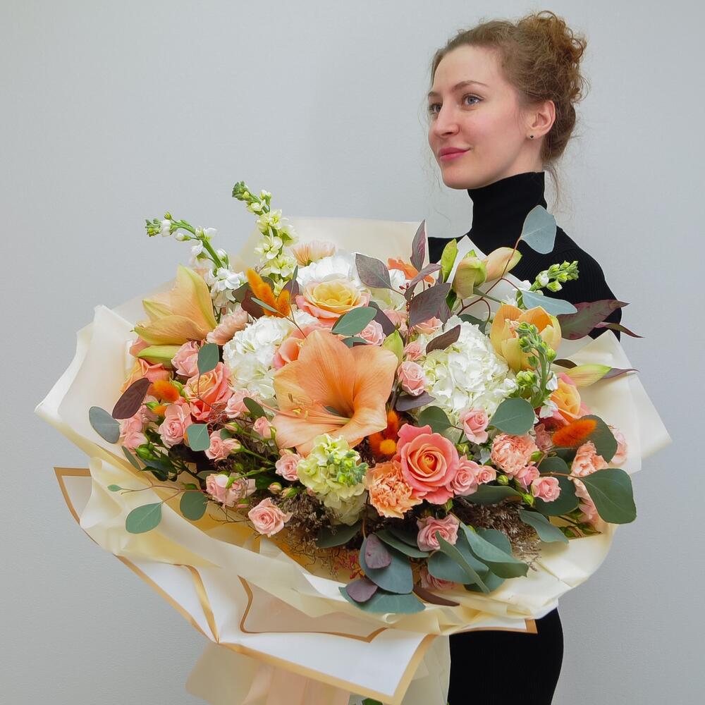 Огромный букет! Амариллисы и персиковые розы в букете "Абрикосовый рай"
