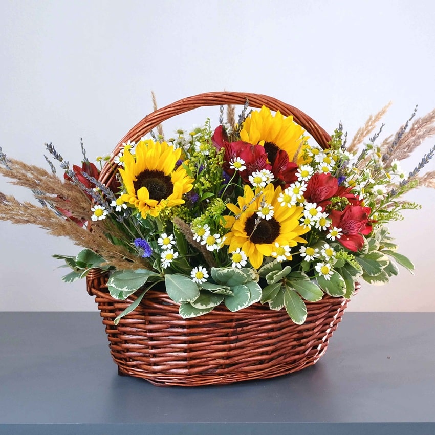Корзина с подсолнухами "Летний вечер"