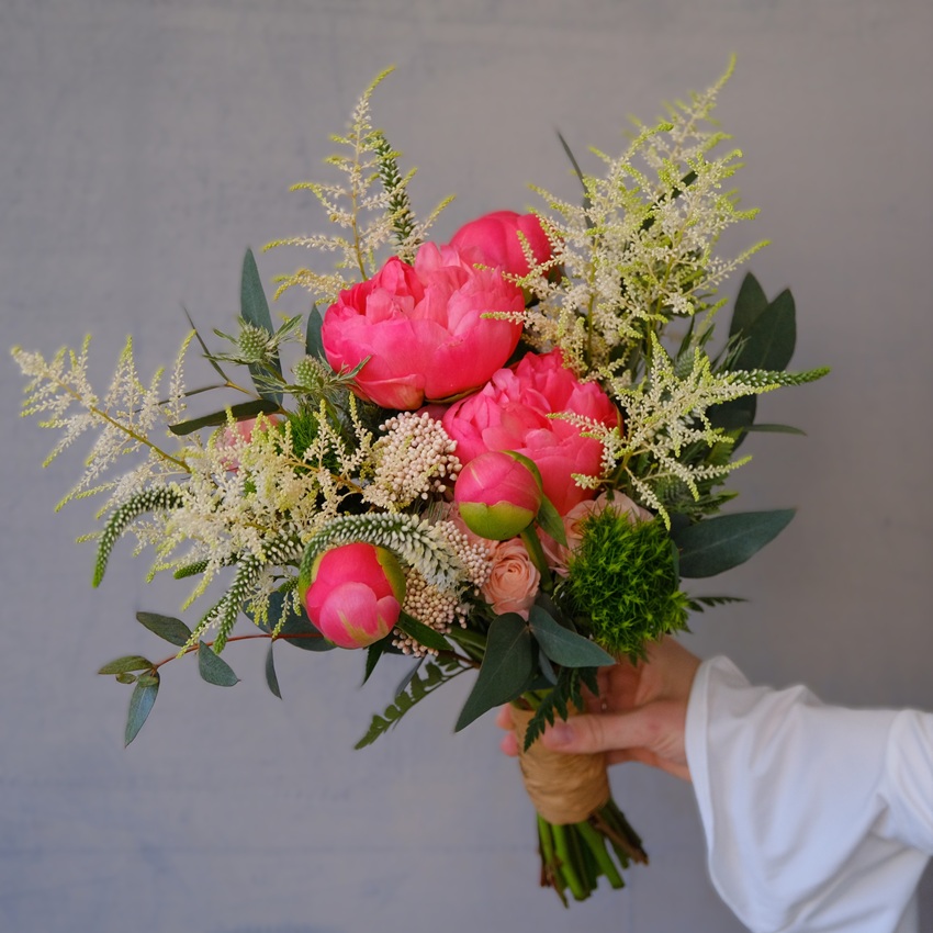 Букет невесты с коралловыми пионами и астильбой "Бохо-микс"