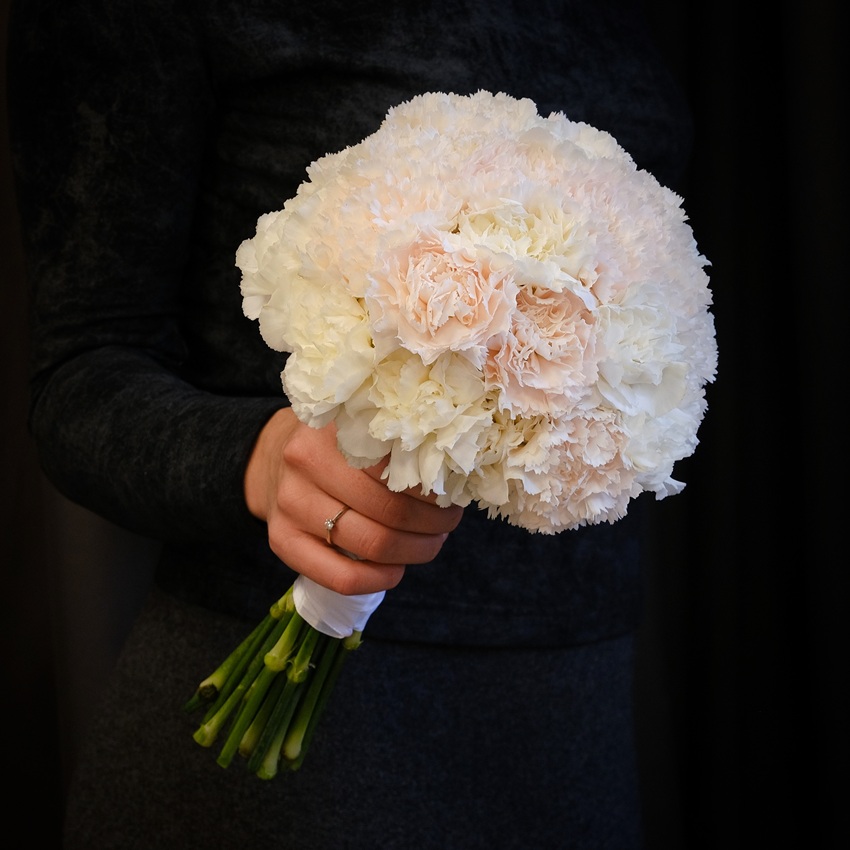 Букеты невесты из нежных гвоздик "Флер д Элеганс"