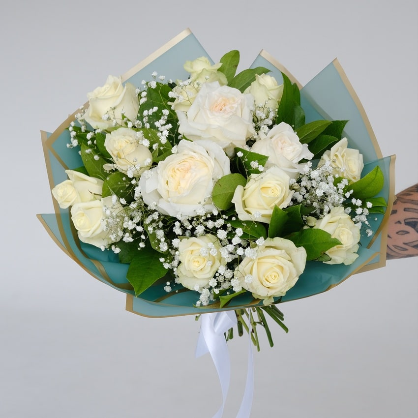 Ароматные белые розы в пышном букете с гипсофилой