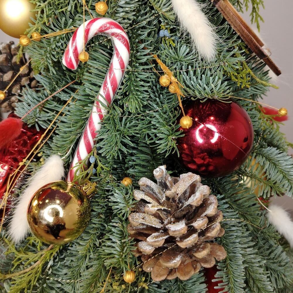 Нарядная ёлка в шапочке