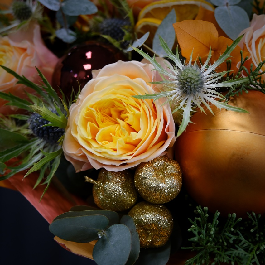 Пионовидные персиковые розы и эвкалипт в зимним букете с декором