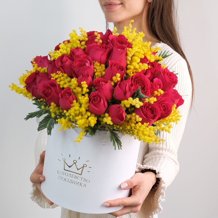 51 роза в коробке с итальянской мимозой "Солнечный восторг"
