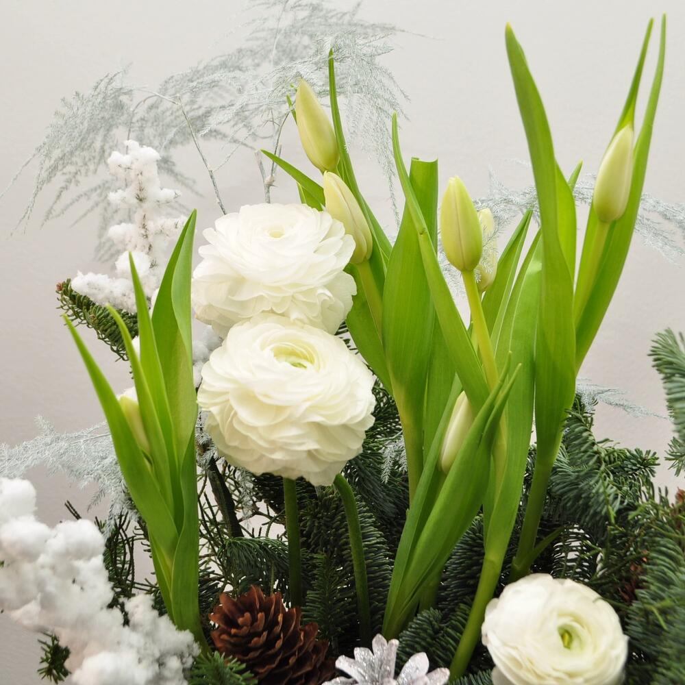 Нобилис, тюльпаны и лютики в композиции «12 месяцев»