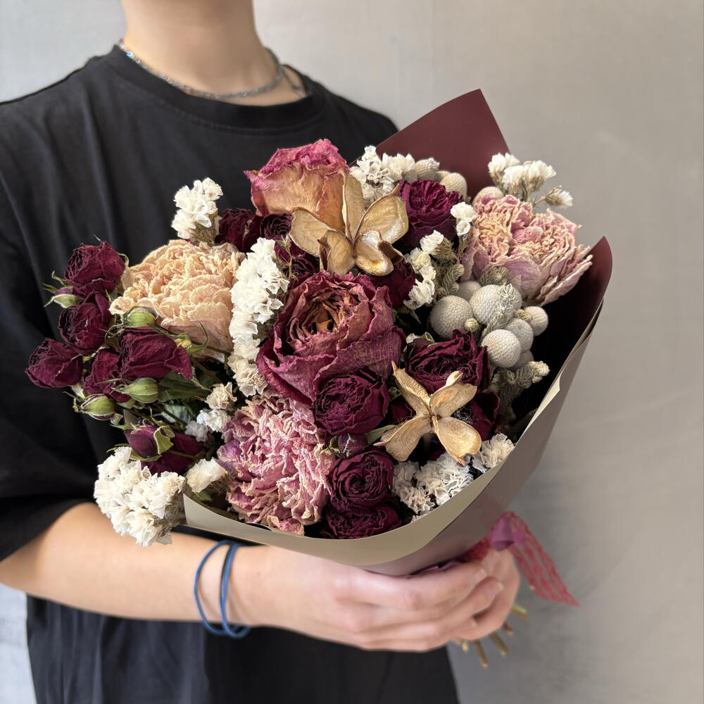 Букет из сухоцветов с пионами и пионовидными розами