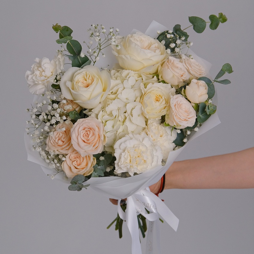 Пионовидные розы и белая гортензия в букете "Белоснежка"