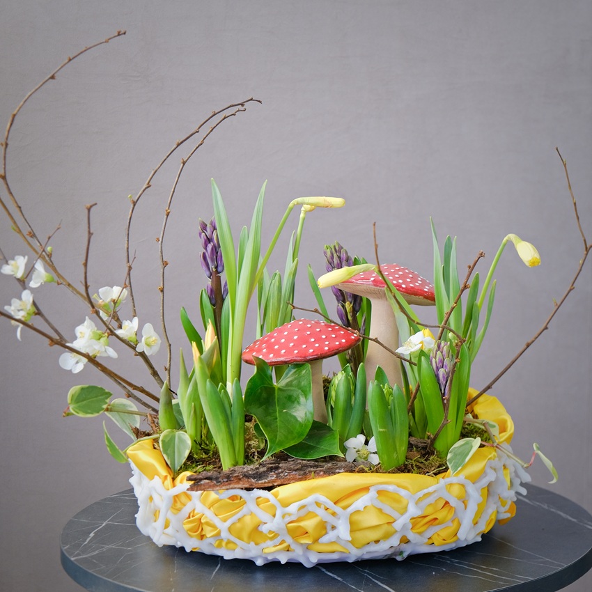 Садик с первоцветами и сувенирами: нарциссы, тюльпаны и гиацинты "Осторожно: весна!"