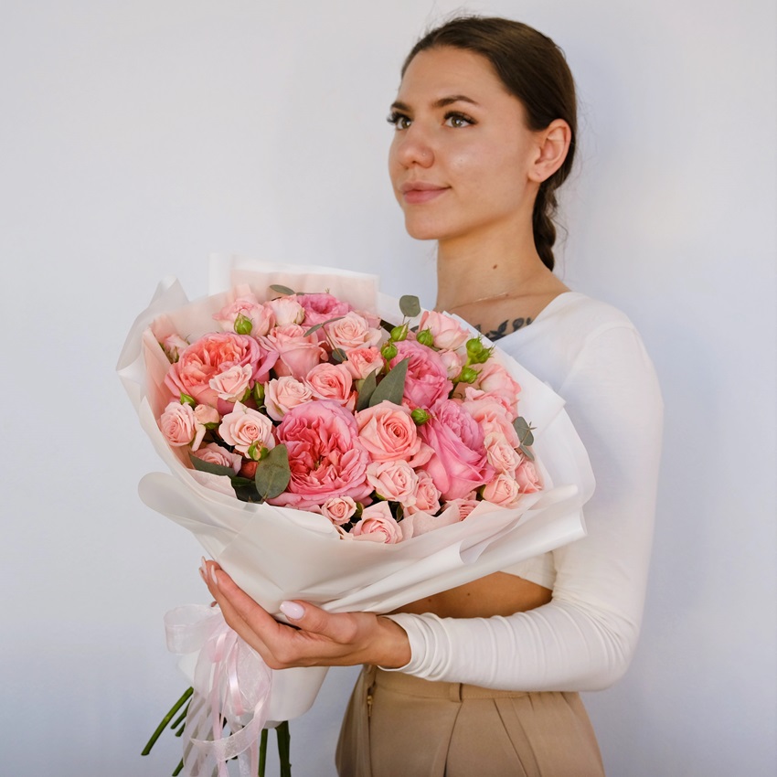 Пионовидные розы в персиковом букете «Ю энд Ми»