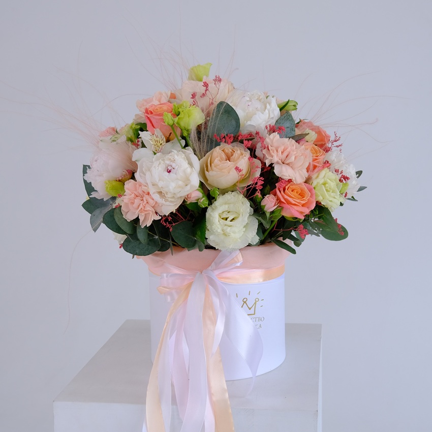 Белые пионы и розы в белой коробке "Океан Любви"