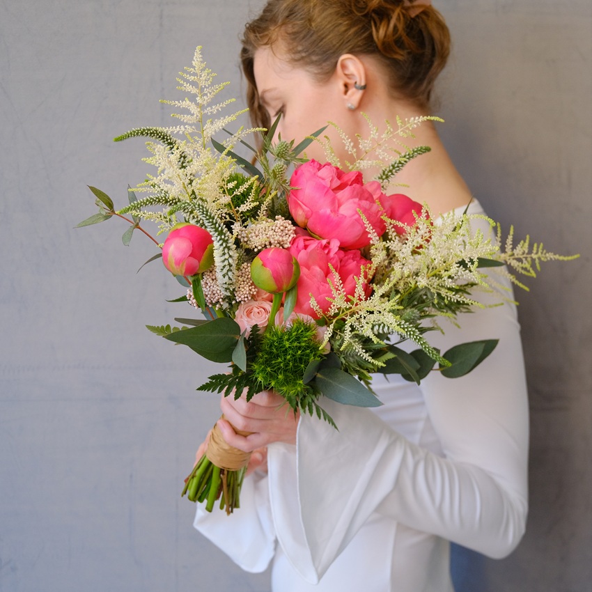 Букет невесты с коралловыми пионами и астильбой "Бохо-микс"